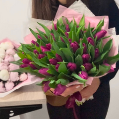 Bouquet of 47 “Larisse” tulips