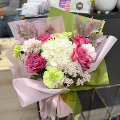 Buchet “Christine” cu hortensie si trandafiri de gradina