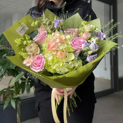 Buchet „Olivia” cu hortensie, trandafiri și lisianthus