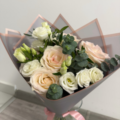 Buchet “Fragrance” cu trandafiri și lisianthus