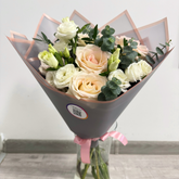 Buchet “Fragrance” cu trandafiri și lisianthus