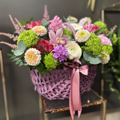 Aranjament de primavara cu zambile, ranunculus, gerbera, viburnum