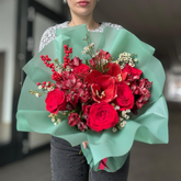 Buchet “Carol” cu amarylis, trandafiri si pin