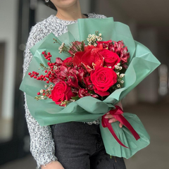 Buchet “Carol” cu amarylis, trandafiri si pin