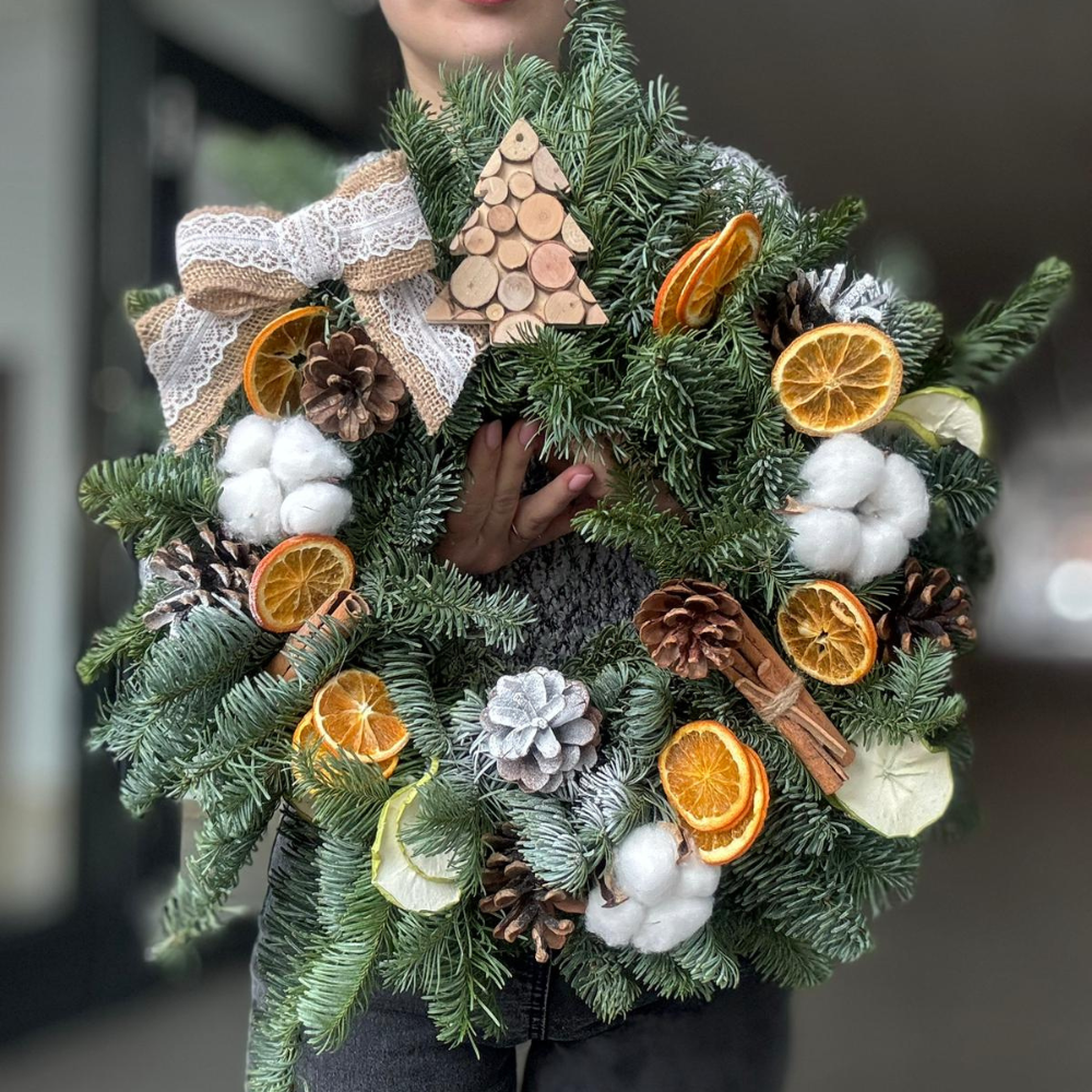 Coroniță „Holy Christmas” cu fundă din pânză, ținută în mâini