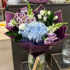 Buchet “Freyja” cu hortensie albastra