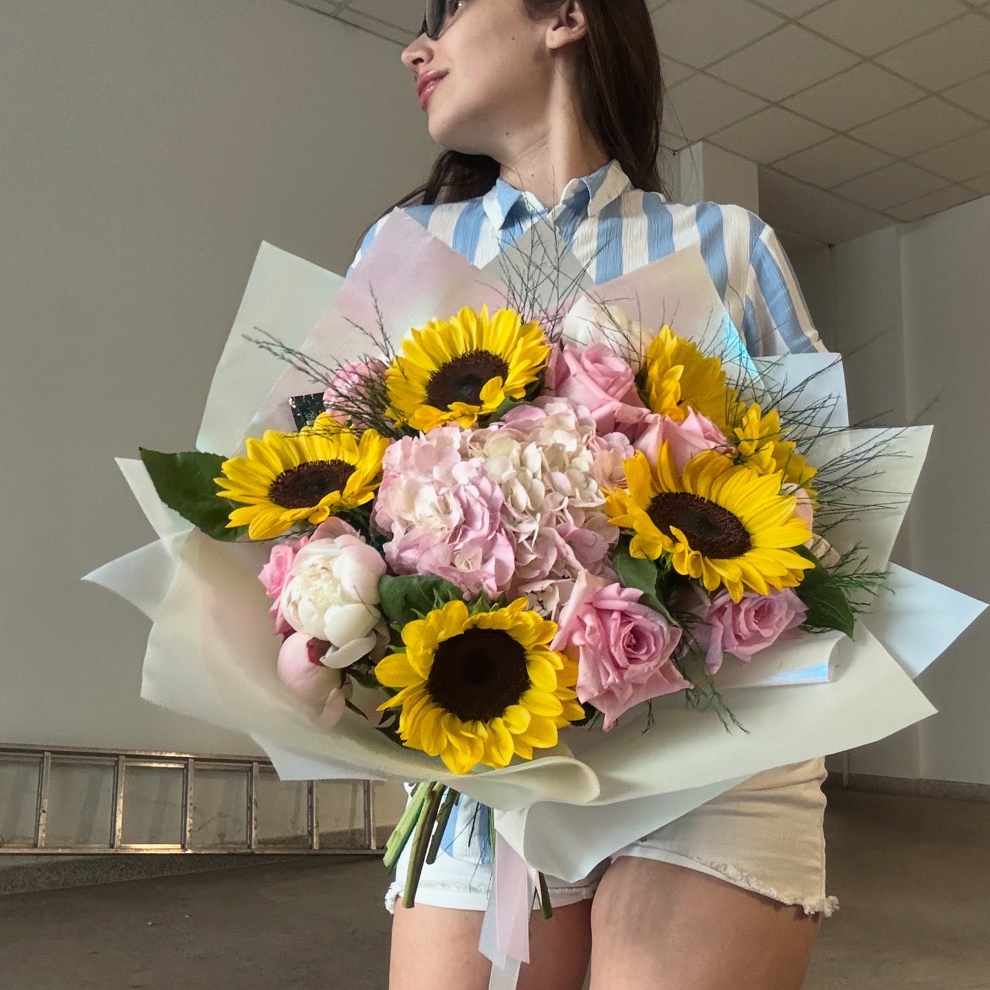 Buchet “Sunflower” cu floarea soarelui, hortensie și trandafiri