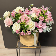 Aranjament "Tenderness" cu trandafiri si orhidee