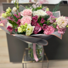 Buchet “Elegance” cu trandafiri și lisianthus