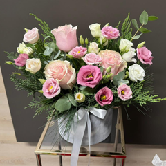 Aranjament "Grace" cu trandafiri si lisianthus