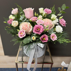 Aranjament "Grace" cu trandafiri si lisianthus