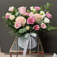 Aranjament "Grace" cu trandafiri si lisianthus