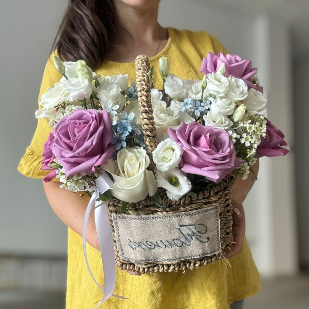 Aranjament "Lillium" cu trandafiri și lisianthus