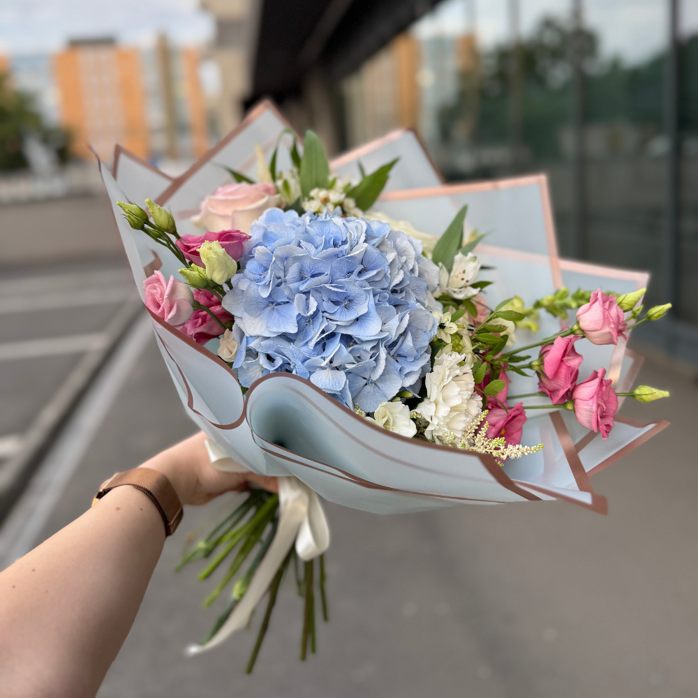 Buchet "Blue touch" cu hortensie și trandafiri
