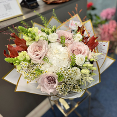 Buchet “Blessed” cu hortensie, trandafiri, stejar