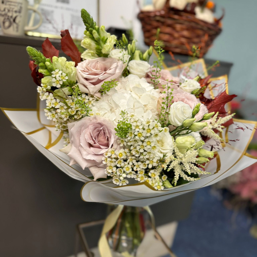 Buchet “Blessed” cu hortensie, trandafiri, stejar