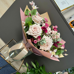 Buchet “Essence” cu trandafiri și lisianthus