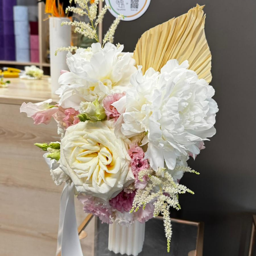 Wedding candle with lisianthus and rose
