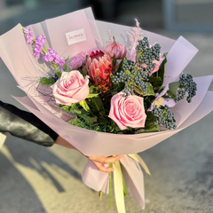 Buchet “Mara” cu protea si trandafiri