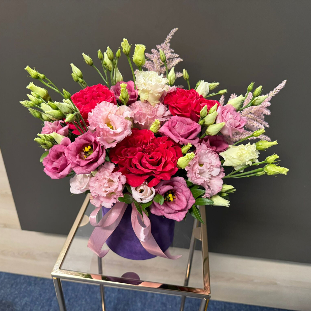 Aranjament "Sense" cu trandafiri și lisianthus