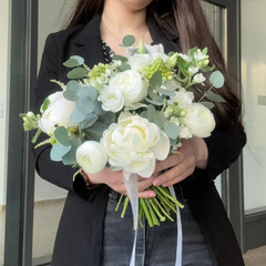 Buchet mireasa asimetric cu bujori, ranunculus si ornitogalum