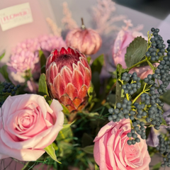 Buchet “Mara” cu protea si trandafiri