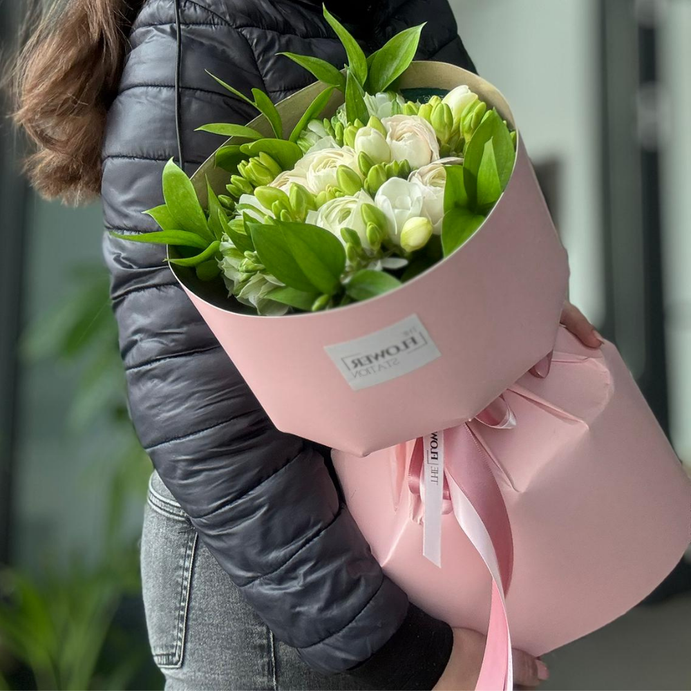 Buchet "Eleane" cu frezii si ranunculus