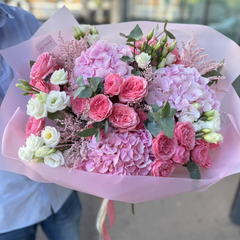 Buchet “Bliss” cu hortensie și minitrandafiri