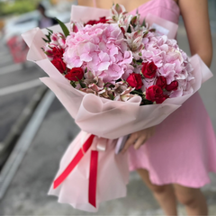 Buchet “Alessandra” cu hortensie și minitrandafiri