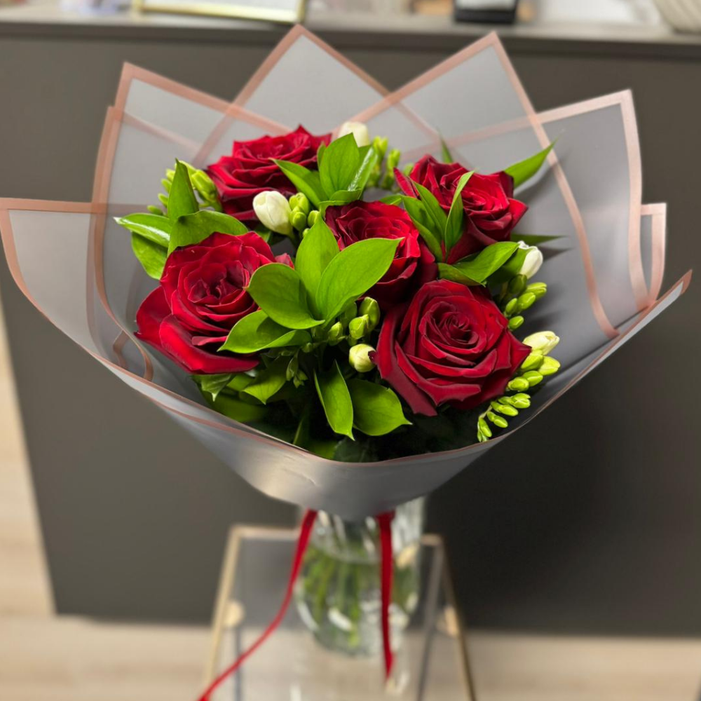 Buchet "Carmen" cu trandafirii si frezii