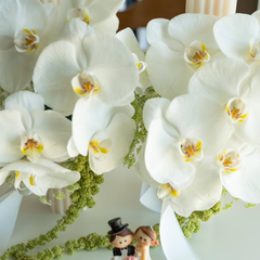 Wedding candle with lisianthus and rose