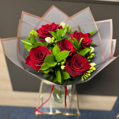 Buchet "Carmen" cu trandafirii si frezii