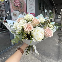 Buchet “Harmony” cu trandafiri cappuccino