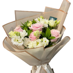 "Elisabeth" bouquet with roses and lisianthus