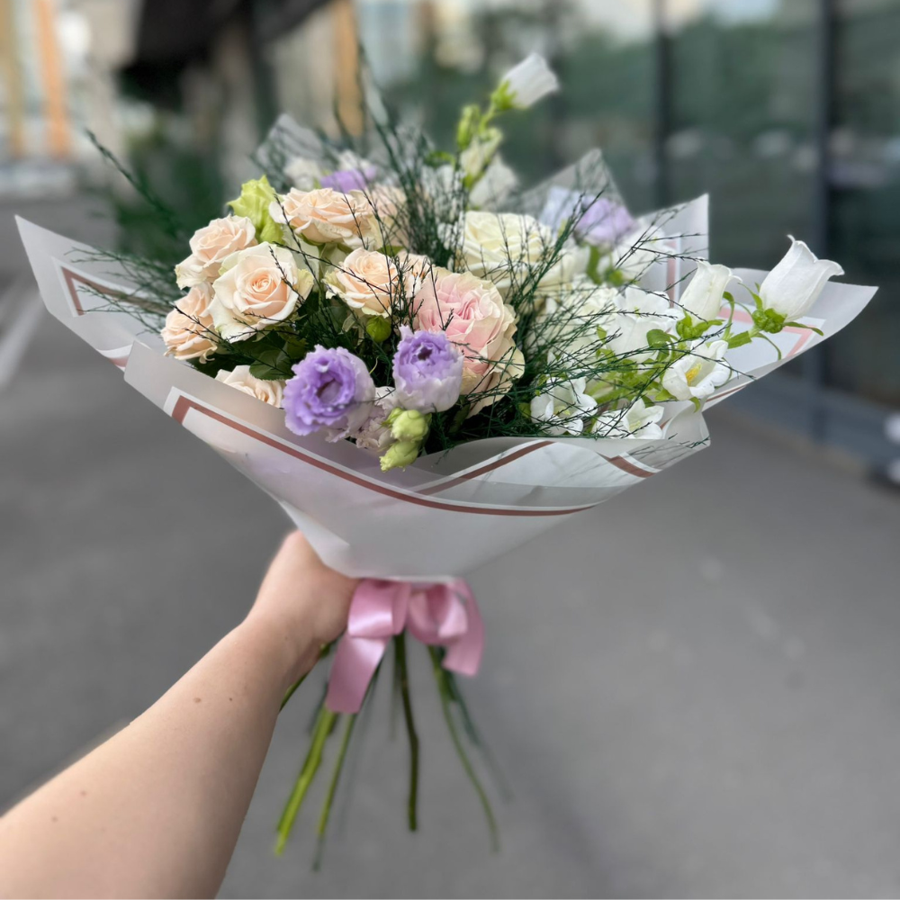 Buchet “Fantasy” cu trandafiri și campanula