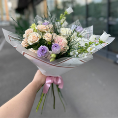 Buchet “Fantasy” cu trandafiri și campanula