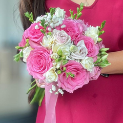 Bridal bouquet with roses and lisianthus