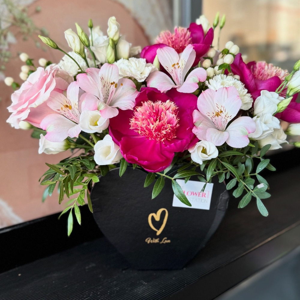Aranjament inimioară "Poeme" cu bujori și alstroemeria
