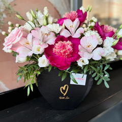 Aranjament inimioară "Poeme" cu bujori și alstroemeria