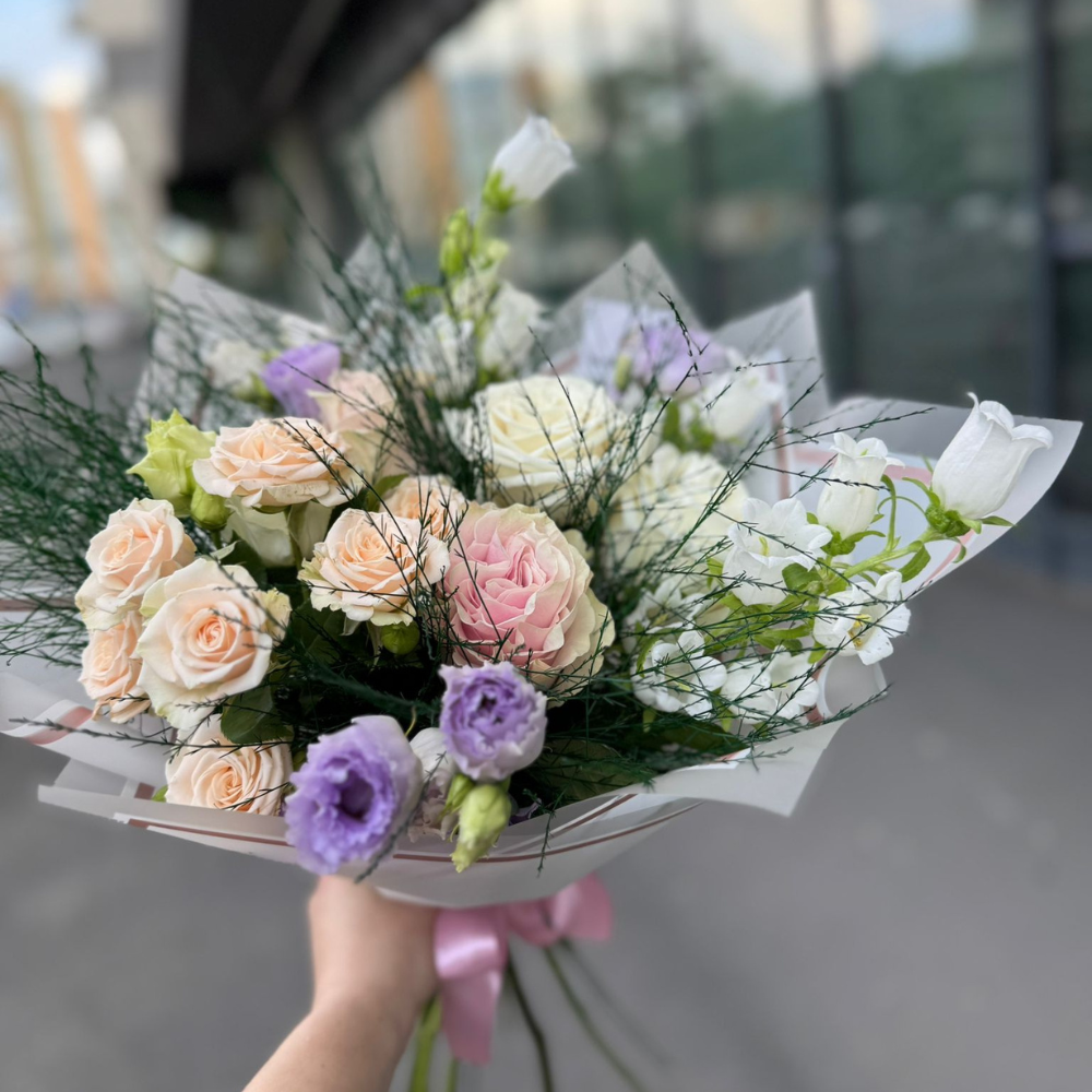 Buchet “Fantasy” cu trandafiri și campanula