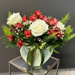 Aranjament inimioară "Happy" cu trandafiri si alstromeria