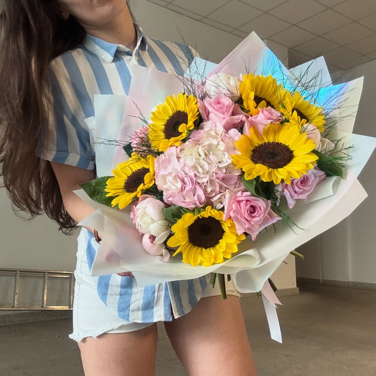 Buchet “Sunflower” cu floarea soarelui, hortensie și trandafiri