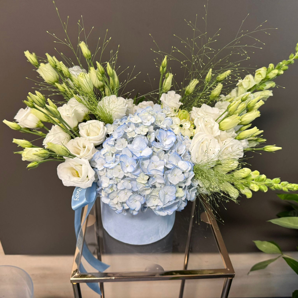 Aranjament "Newborn Baby Boy" cu hortensie și lisianthus