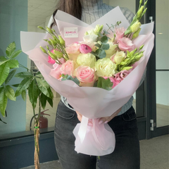 Buchet “Whisper” cu trandafiri si lisianthus