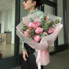 Buchet "Leya" cu 9 bujori si eucalipt