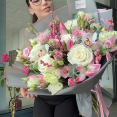 Buchet "Josephine" cu trandafiri si lalele