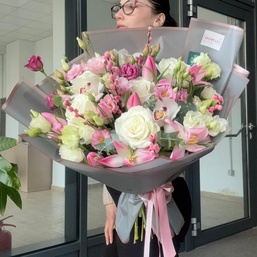Buchet "Josephine" cu trandafiri si lalele