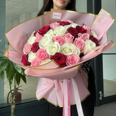 Buchet cu mix de 51 de trandafiri