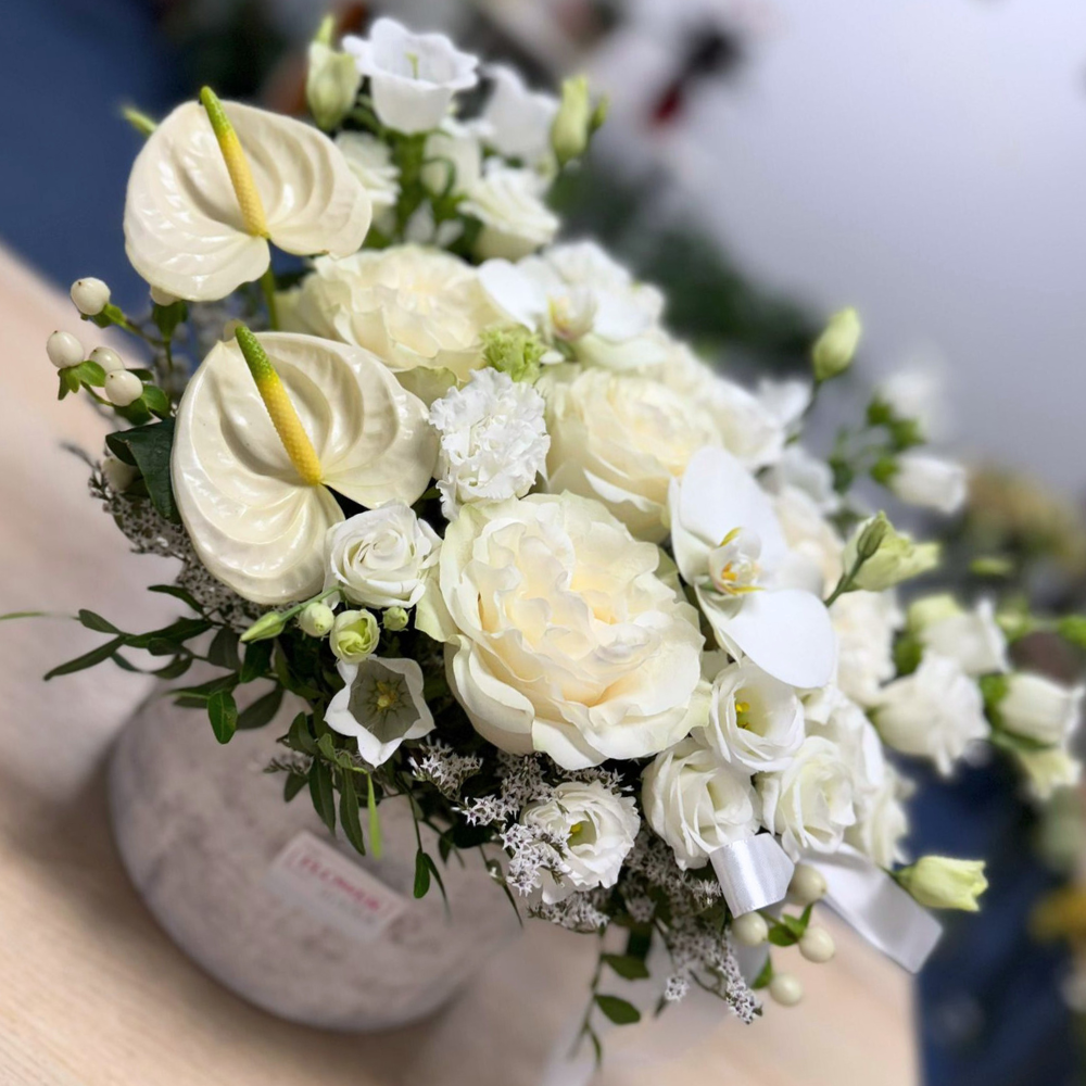 Aranjament "Ceremony" cu trandafiri si lisianthus