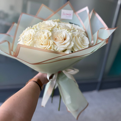 Buchet cu 11 trandafiri albi